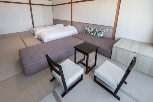 ＜2024年2月OPEN＞和室14畳に和ベッド（畳にシモンズのベッドマットレス）を設置、シャワーブース付のお部屋をご用意いたします。
