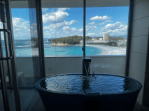 *【露天風呂付客室（浜水晶）・洋室】客室内露天風呂からは絶景の白良浜をご覧いただけます。