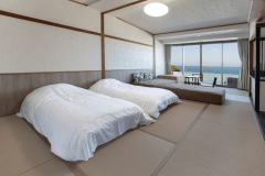 ＜2024年2月OPEN＞和室14畳に和ベッド（畳にシモンズのベッドマットレス）を設置、シャワーブース付のお部屋をご用意いたします。