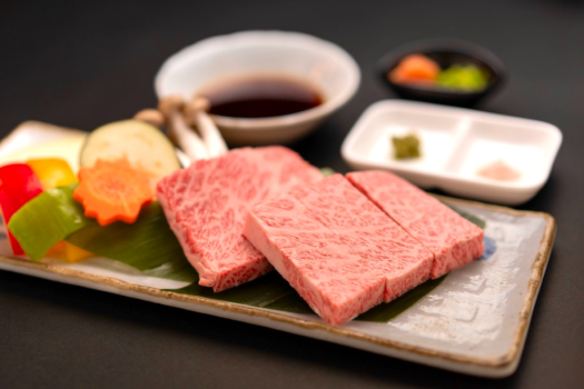 １２０グラムのステーキ肉は食べ応えがあり、最高級和牛をたっぷりお楽しみ頂けます。