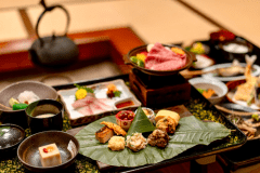 飛騨の伝統的な郷土料理を盛り合わせた在郷料理（ざいごりょうり）を囲炉裏のあるお食事会場でお楽しみ頂けます。