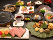 これぞ飛騨のグルメ！
最高級和牛ステーキと郷土料理を盛り合わせた在郷料理を１度にご賞味頂けます。