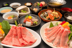 柔らかな食感、良質ならではのコクと旨味、最高級の和牛【飛騨牛】
しっかりと味のある赤身と、上品な甘みを持つ脂身はさっぱりとしながらも旨味がある【飛騨旨豚】
飛騨のこだわりのお肉達を食べ比べるならしゃぶしゃぶでご賞味下さい。