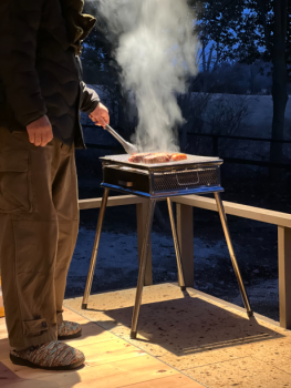 デッキ上(指定位置)でBBQ等が出来るので
雨でも安心して楽しめます。
*BBQコンロ付属
*食材等はございません デッキ上(指定位置)でBBQ等が出来るので
雨でも安心して楽しめます。
*BBQコンロ付属
*食材等はございません