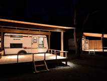 デッキ内の照明は全てダウンライトなので
目に入りません
＊22:00消灯