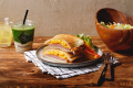 【朝食】ホットサンドとスムージに新鮮なサラダをご用意いたします。