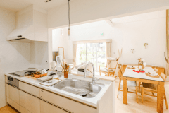 ・【カフェスタイル】ご家庭と変わらない広々としたキッチン。各種食器なども取り揃えており安心です