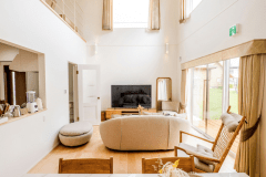 ・【カフェスタイル】落ち着いた色調で統一された居心地の良い空間です