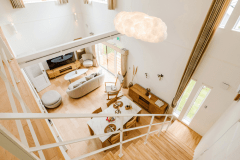 ・【カフェスタイル】開放感たっぷりの吹き抜けの空間。広々とした室内でごゆっくりお過ごしください