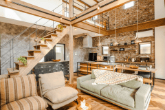 ・【キャンプスタイル】レンガ調のデザインが目を引くおしゃれな室内です