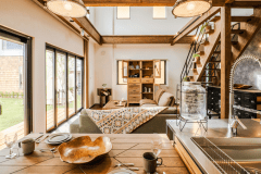 ・【キャンプスタイル】大きめの窓からは暖かな日差しが差し込みます