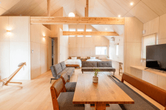 ・【サウナスタイル】木目の色合いが美しい室内。ご家族やご友人とご歓談をお楽しみください