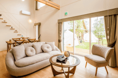 ・【ツーリズムスタイル】吹き抜けの広々とした空間。丸みを帯びた家具に安らぎを感じます