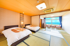 和室【畳の間にツインベッド】（海側）