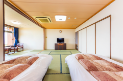 和室【畳の間にツインベッド】（海側）