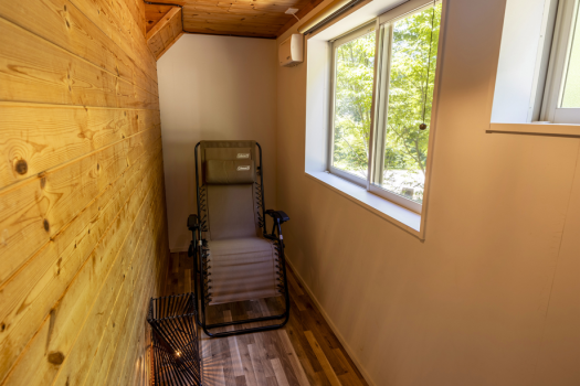 【トトノイ1】火照った身体を豊かな自然を見ながら休ませる外気浴スペース