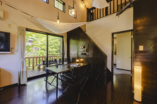 【トトノイ】開放感ある吹き抜けのリビング