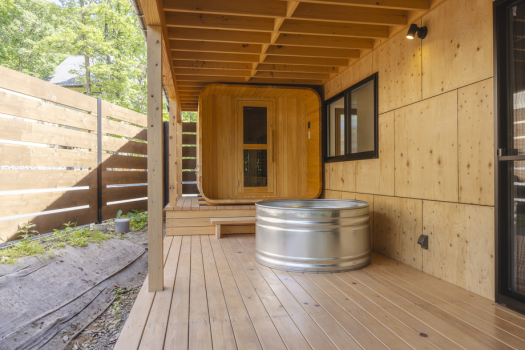 【NEST LAB.‐T2】プライベートサウナに加え、外気浴を楽しむウッドデッキや水風呂も。