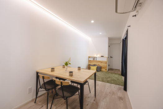 【NEST LAB.‐F】トレーラーハウスならではの四角い空間には、洗練された家具を備えております