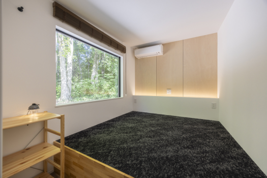 【NEST LAB.‐F】目覚めると、窓からは絵画のような自然の風景がご覧いただけます。