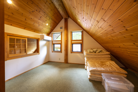 【メイプル】寝室は、ログハウスのあたたかみを持った空間。