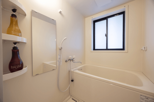 【バスルーム】シャンプーなど完備しております（タオルの用意はございません）