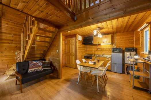 【ツイン】小さいながらも、吹き抜けで開放的な空間です