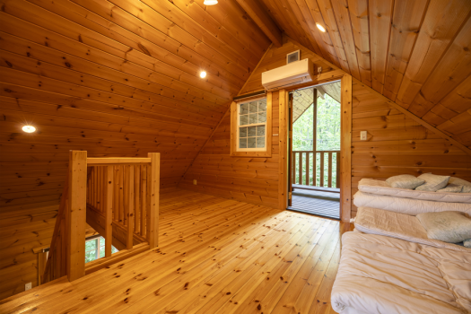 【グループ】階段を上るとロフトの寝室が。2階のデッキもこちらから出られます。