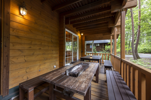 【グループ】みんなで並んで食卓を囲むBBQスペース