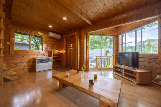 【フレンド】ローテーブルでのんびりとくつろげるリビング