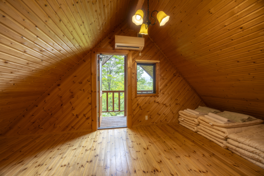 【コティ】テラスデッキに出ることができる2階の寝室