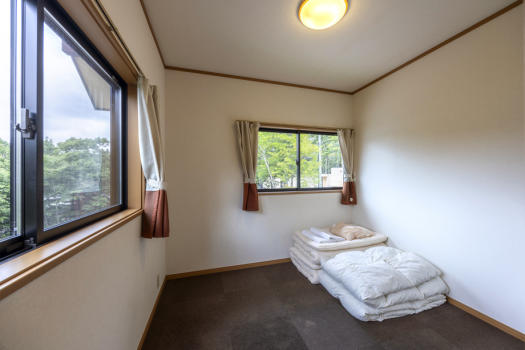 【アウトデッキ】LDK横に、小さな寝室が2室ございます。