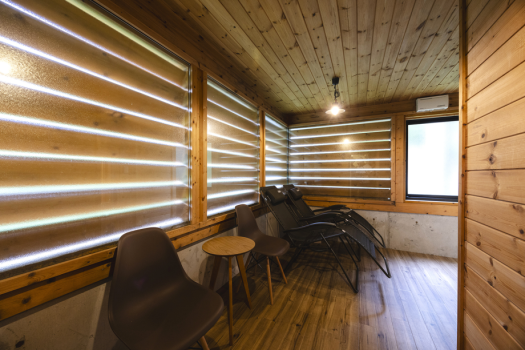 【テラス2】無重力チェアに座ってのんびりとくつろぐ外気浴スペース