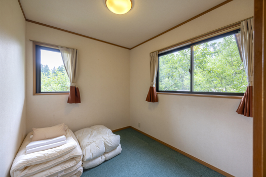 【テラス】2階に小さめの寝室があり、三世帯などの宿泊にも最適