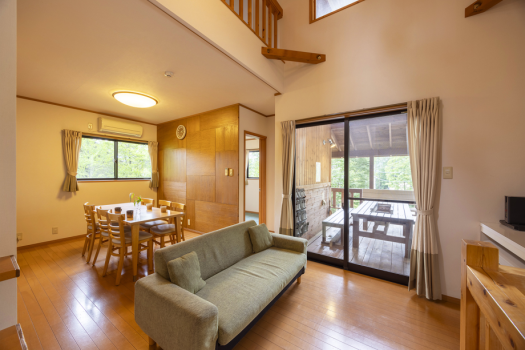 【テラス3】大きなソファでおくつろぎいただけるリビング