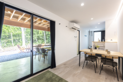 【NEST LAB.‐F】大きな窓が特徴の空間。塀があるので、プライベート対策も安心です。