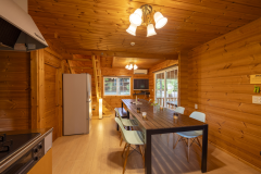 【グループ】横長のテーブルで、並んで会話を楽しめます