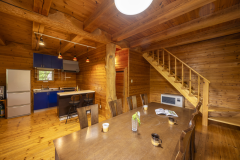 【シアン】全面に木のぬくもりを感じるリビングルーム