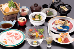 料理‐園会席‐料理長の園田さんから一文字取った園会席。季節毎にメニューが変わる料理は従業員も楽しみにしてる逸品。