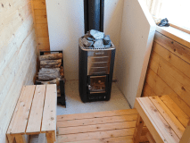 ・【サウナ】優しく柔らかい熱が特徴の薪サウナ。自然に囲まれ、「ととのう」体験を♪