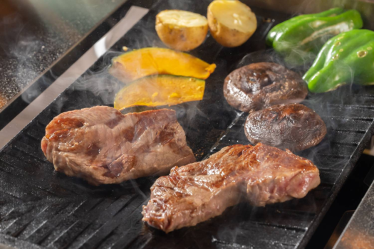 「ジュー」と焼ける肉の音、美味しそうな色に変化する食材たち。BBQの醍醐味を満喫♪ 「ジュー」と焼ける肉の音、美味しそうな色に変化する食材たち。BBQの醍醐味を満喫♪