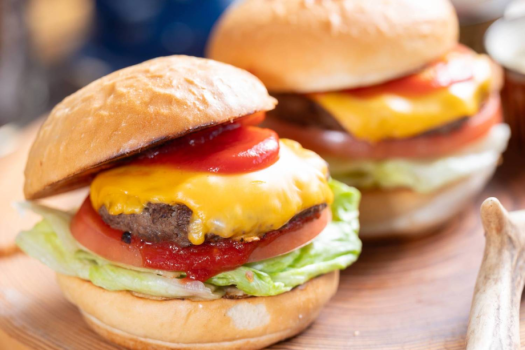自分で焼いて、挟んで楽しむ【鹿チーズバーガー】朝の贅沢を味わいながら、自由な朝食体験を。