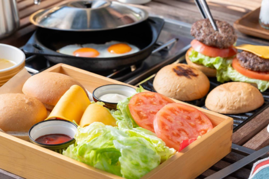自分で焼いて、挟んで楽しむ【鹿チーズバーガー】朝の贅沢を味わいながら、自由な朝食体験を。
