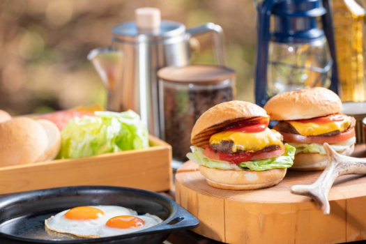 自分で焼いて、挟んで楽しむ【鹿チーズバーガー】朝の贅沢を味わいながら、自由な朝食体験を。 自分で焼いて、挟んで楽しむ【鹿チーズバーガー】朝の贅沢を味わいながら、自由な朝食体験を。