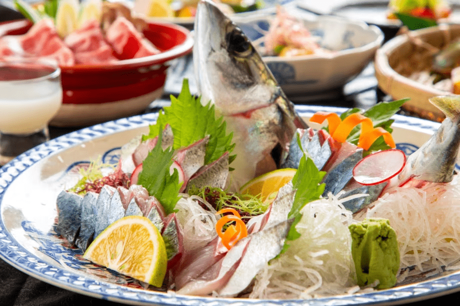 新鮮な魚介が美しく盛り付けられた刺身料理。地元の漁港から直送された旬の味を堪能できます