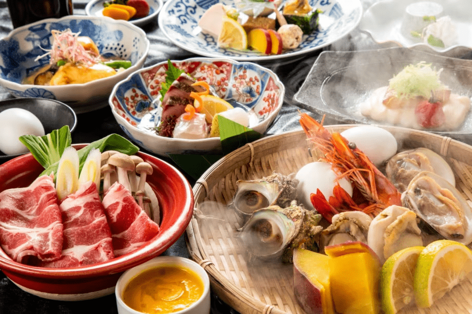 国東荘自慢の会席料理。地元の山海の幸をふんだんに使用し、見た目も味わいも楽しめる一品