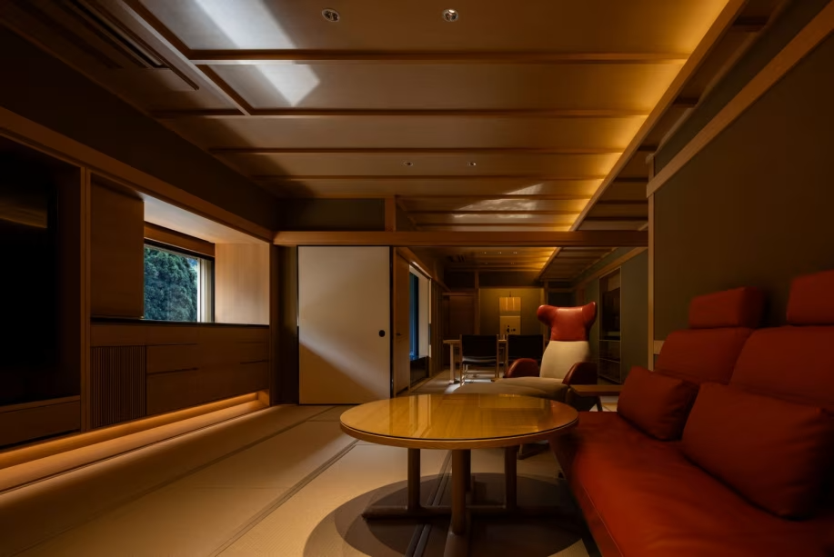 【新基準客室】西館・銀泉露天貴賓室「貴舟」～和室（リビング・ダイニング）～