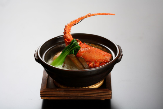 豪華食材の饗宴（伊勢海老と鮑のフカヒレ入り和風クリーム鍋）