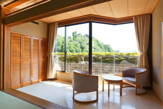 【数寄屋造り客室】西館和室（広縁～東館の建物が若干景色を覆うため、眺望が劣ります）