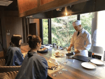 目の前で調理する鉄板焼きは五感が楽しめるコースです。